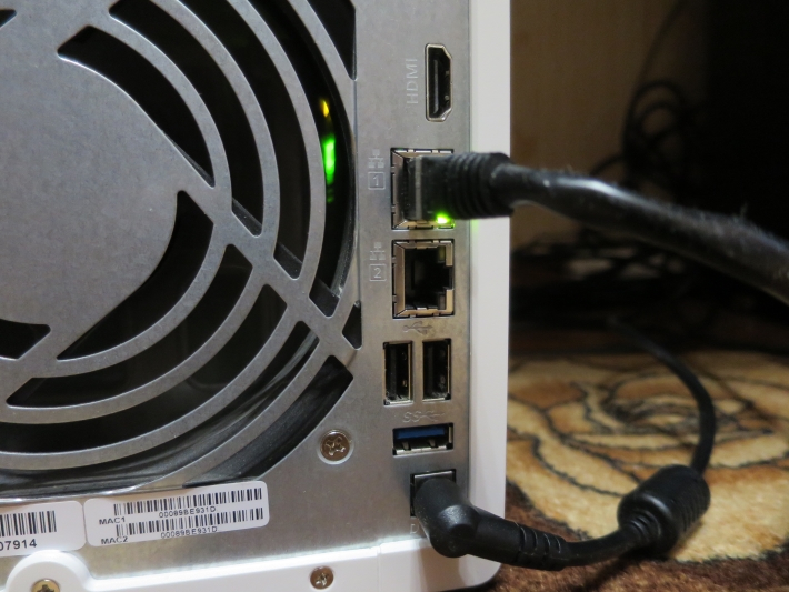 USB, HDMI и Ethernet на обратной стороне NAS