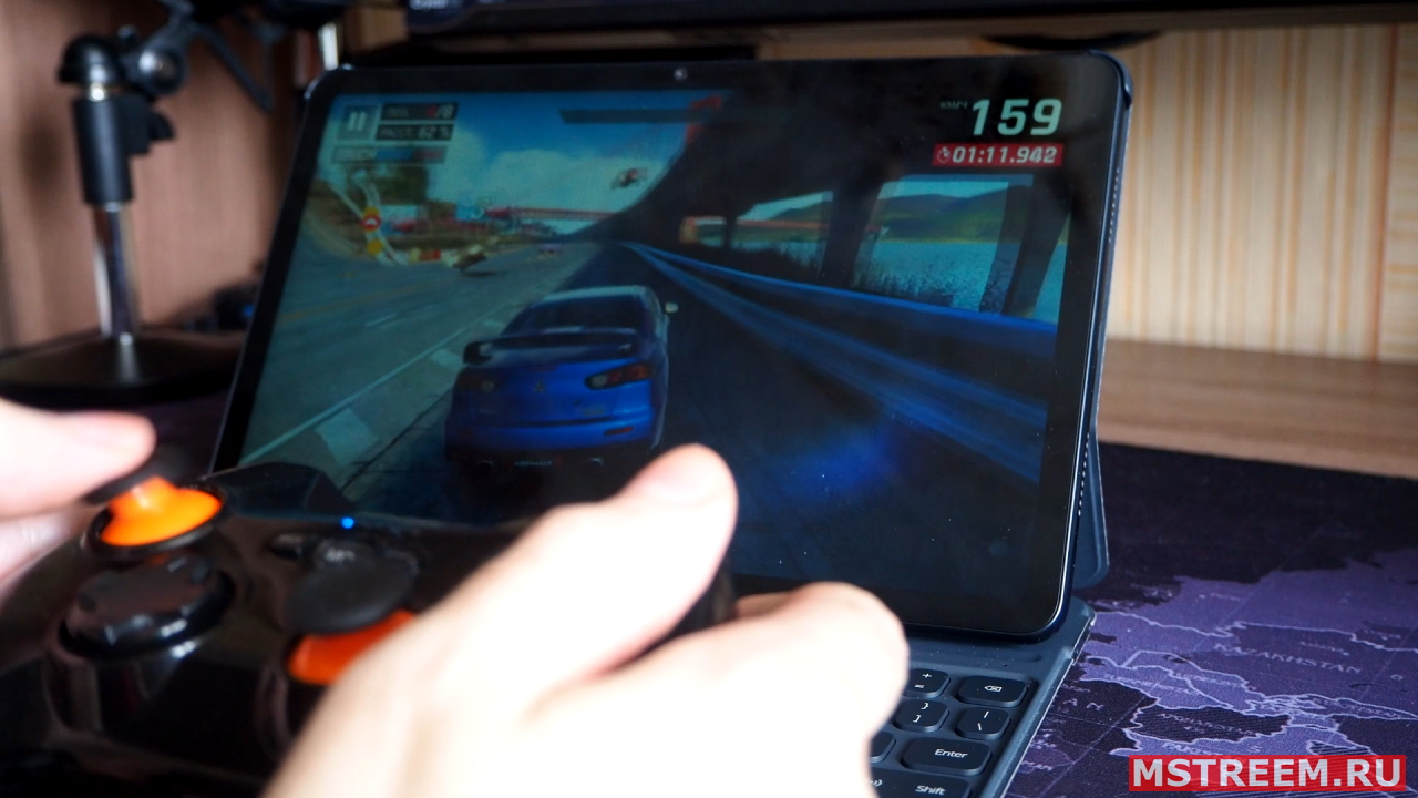 Геймпад и игра Asphalt 9 на планшете Honor Pad V6